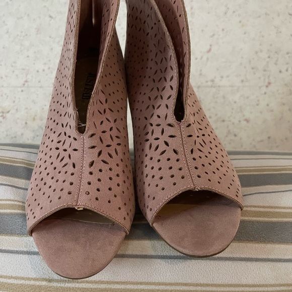 Shoes - Picture 2 of 6